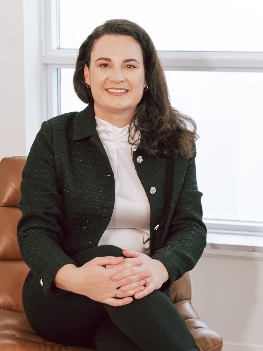 Tati Defácio, fundadora e CEO da Believe Brazil, sentada em uma poltrona de couro