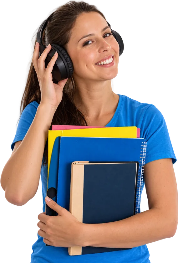 Estudante sorridente com fones de ouvido segurando cadernos